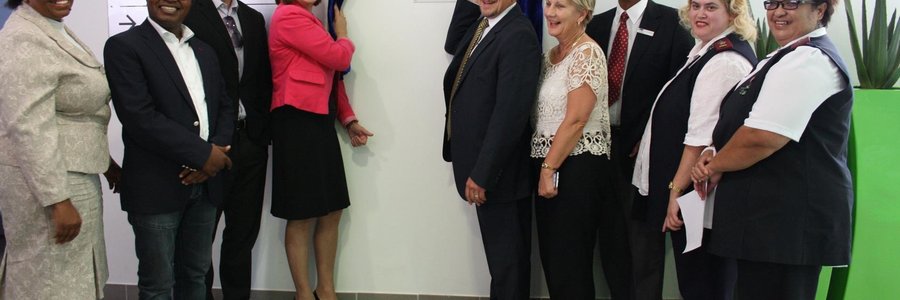 Die onthulling van die gedenkplaat, van links na regs: Lede van die provinsiale parlement, me. Matlhodi Maseko en mnr. Mnqasela Masizole, lid van die parlement, dr. Michael Cardo, die Uitvoerende Hoof van Hermanus-hospitaal, me. Erma Mostert, die Wes-Kaapse Minister van Gesondheid, mnr. Theuns Botha, lid van die provinsiale parlement, me. Anroux Marias, kliniese sielkundige, mnr. Marcellus Muthien, geestesgesondheidsverpleegkundige, me. Arendse, en kliniese verpleegpraktisyn, me. Michelle Pieters. 